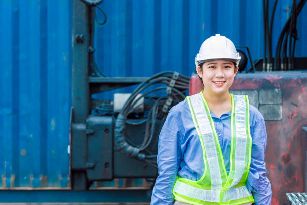 porträt der asiatischen jungen teen glücklich lächeln arbeiter arbeiten in versandhafen verwalten import export frachtcontainer. - harbor commercial dock engineer service stock-fotos und bilder