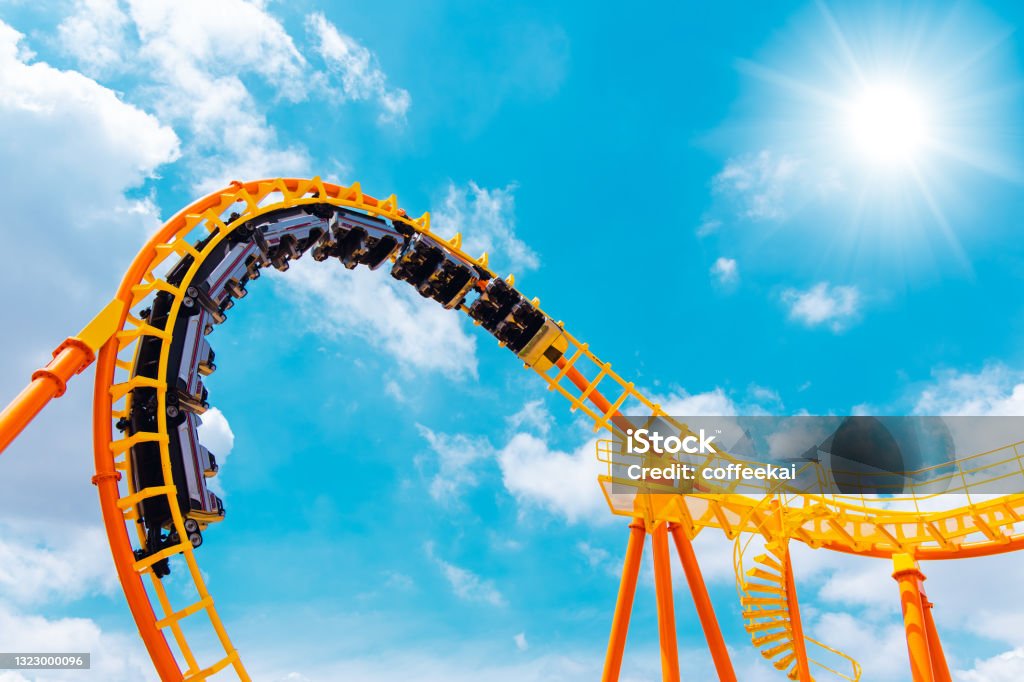 tema parkında yaz gökyüzünde yüksek roller coaster en heyecanlı eğlenceli ve neşeli oyun makinesi - Royalty-free Lunapark Treni Stok görsel