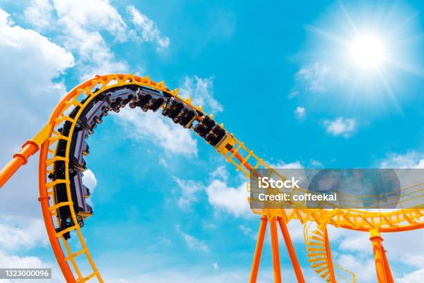 Tema Parkında Yaz Gökyüzünde Yüksek Roller Coaster En Heyecanlı Eğlenceli Ve Neşeli Oyun Makinesi Stok Fotoğraflar & Lunapark Treni‘nin Daha Fazla Resimleri