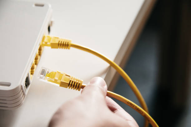 インターネット回線をルーターに接続する - wifiに有線接続 ストックフォトと画像