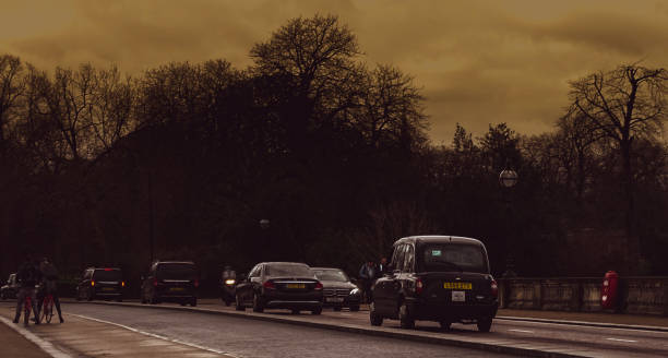 ロンドンのレトロタクシー、サーペンタインブリッジ、ハイドパーク、ロンドン - london england park london hyde street ストックフォトと画像