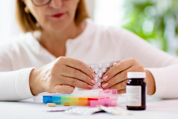 pill box for senior patient. medicine container. - 11927 imagens e fotografias de stock