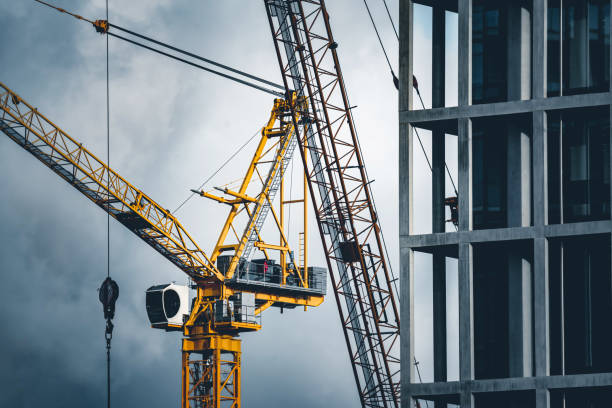 guindastes de torre de construção em um canteiro de obras - cement house industry homes - fotografias e filmes do acervo