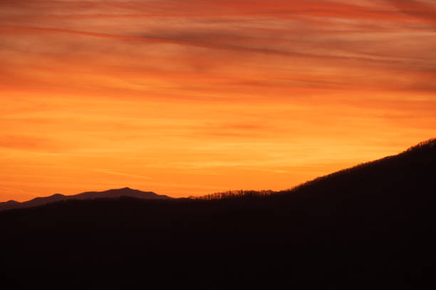 полосатые оранжевые облака над хр�ебтом - great smoky mountains flash стоковые фото и изображения