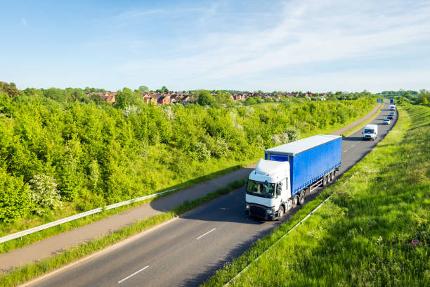 uk motorway road traffic over new build town development in england - town rural scene road new england imagens e fotografias de stock