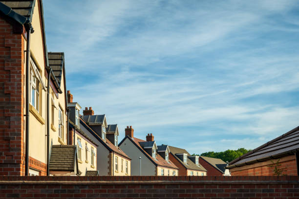 fila de casas de nueva construcción en inglaterra reino unido - complejos residenciales fotografías e imágenes de stock