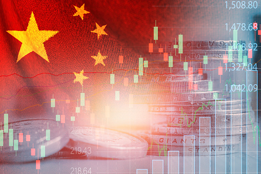Doble exposición de la bandera de China en el apilamiento de monedas y el gráfico del mercado de valores. Es símbolo de la economía y la tecnología de alto crecimiento de China. photo