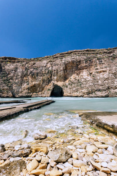 inland sea divesite, laguna dwejra, gozo, malta - gozo malta natural arch natural phenomenon fotografías e imágenes de stock