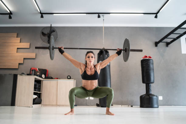 donna sportiva che solleva pesi in palestra - powerlifting foto e immagini stock