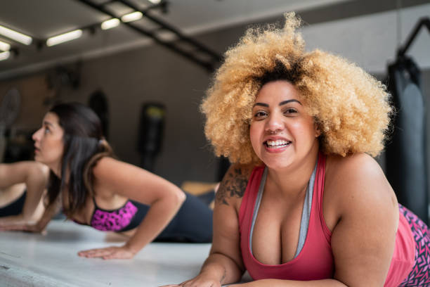Portrait of young woman exercising at the gym Portrait of young woman exercising at the gym circuit training stock pictures, royalty-free photos & images