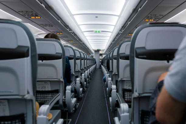 (선택적 초점) 출발 할 준비가 된 승객과 항공기 객실의 보기. 야간 비행, 코비드-19, 코로나바이러스 전염병 동안 여행의 개념. - cabin crew 뉴스 사진 이미지