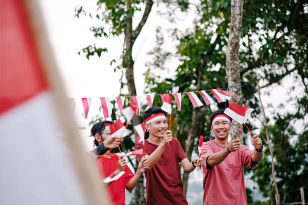 インドネシアの人々はインドネシア独立記念日を祝う - インドネシア国旗 ストックフォトと画像