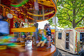 fairground-karussell-fahrt-verschwommen-um-geschwindigkeit-und-bewegung-mit-kleinen-kind.jpg?b=1&s=170x170&k=20&c=sjj9QNZLh7ycxgfHbMOJUybizSbJnbmt_LwGymrvO7Y=