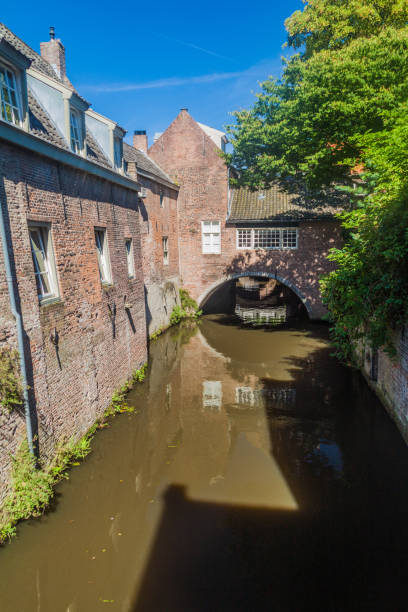 oude huizen en een kanaal in den bosch, netherlan - s hertogenbosch stockfoto's en -beelden