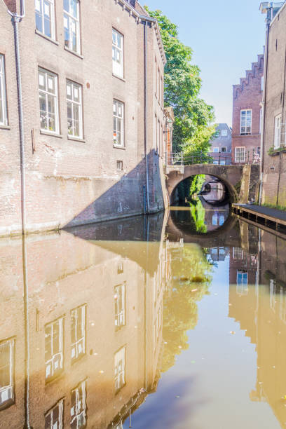 oude huizen en een kanaal in den bosch, netherlan - s hertogenbosch stockfoto's en -beelden