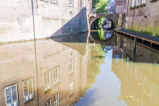 oude huizen en een kanaal in den bosch, netherlan - s hertogenbosch stockfoto's en -beelden