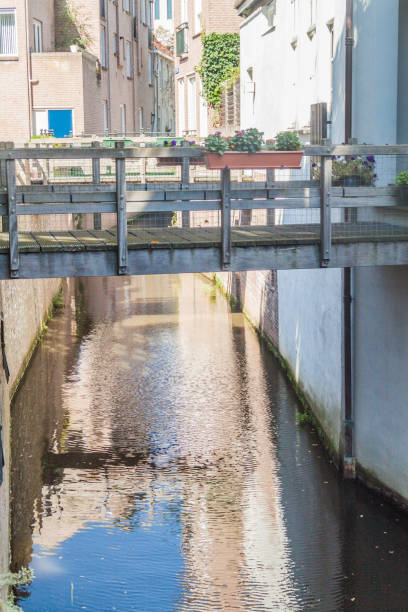 bruggen over een kanaal in den bosch, netherlan - s hertogenbosch stockfoto's en -beelden