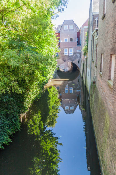 oude huizen en een kanaal in den bosch, netherlan - s hertogenbosch stockfoto's en -beelden