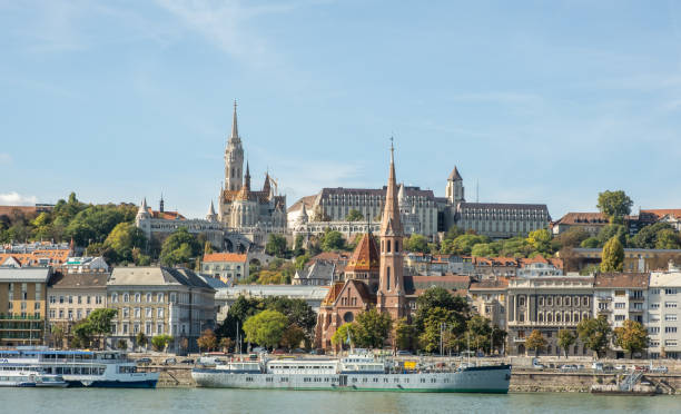 vista aérea del horizonte del lado de buda en budapest del río danubio, la capital y la ciudad más poblada de hungría, y la décima ciudad más grande de la unión europea - budapest aerial view royal palace of buda hungary fotografías e imágenes de stock