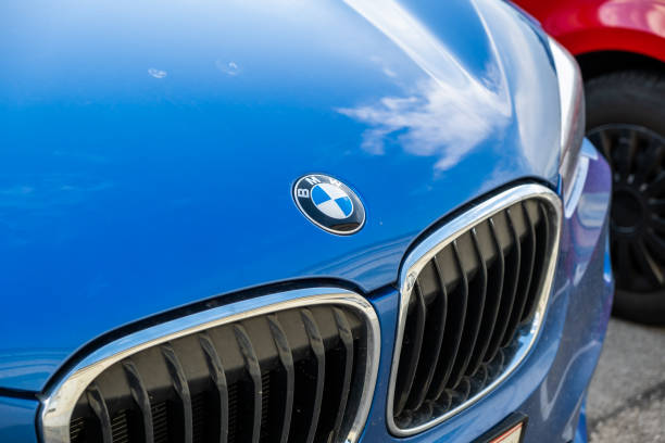 vista del polvo y la pintura con caca de pájaro frente al hermoso automóvil que indica que necesita limpiar y lavar el automóvil, en laxenburg, austria. - bmw fotografías e imágenes de stock