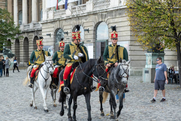 vista del desfile de húsares húngaros y turistas en el castillo de buda en budapest, hungría. - street royal palace of buda budapest hungary fotografías e imágenes de stock