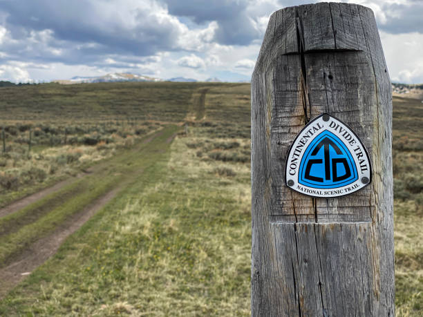 континентальный раздел трейл маркер знак - continental divide trail стоковые фото и изображения