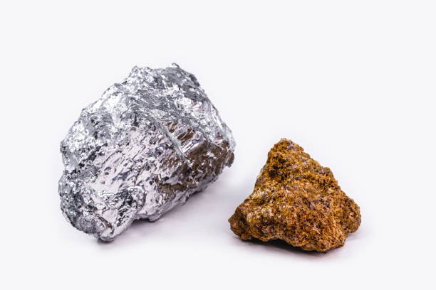 minerale di bauxite e pietra di alluminio insieme su sfondo bianco isolato, minerale di uso industriale. - oxide foto e immagini stock