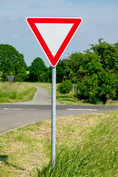 знак "право на дорогу" на промех - right of way стоковые фото и изображения