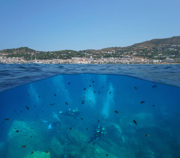 スペインの海岸線と水中海のスキューバダイバー - below sea level ストックフォトと画像