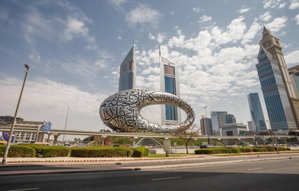 sheikh zayed road, blick auf museum of the future, jumeirah emirates towers hotel, difc - sheik zayed road fotos stock-fotos und bilder