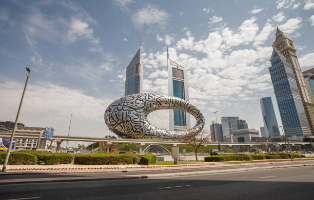 sheikh zayed road, widok na muzeum przyszłości, jumeirah emirates towers hotel, difc - sheik zayed road obrazy zdjęcia i obrazy z banku zdjęć