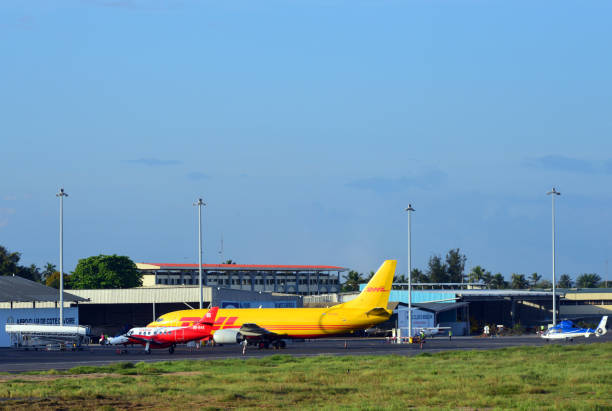 dhl boeing 737 na lotnisku widżjan - félix-houphouët-boigny international airport, abidżan, wybrzeże kości słoniowej - dhl airplane freight transportation boeing zdjęcia i obrazy z banku zdjęć