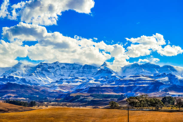 Snow in South Africa in winter on Drakensberg mountains in underberg Snow in South Africa in winter on Drakensberg mountains in underberg Midlands drakensberg mountain range stock pictures, royalty-free photos & images