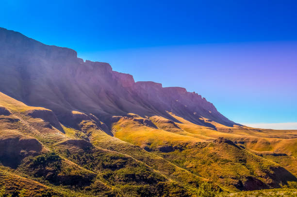 grün in sani unter blauem himmel in der nähe des königreichs lesotho südafrika grenze in der nähe von kzn und midlands mäander - lesotho stock-fotos und bilder