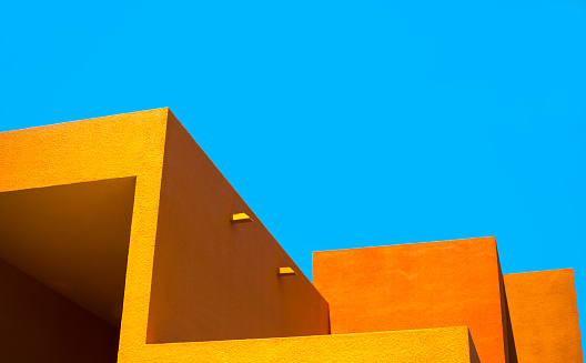 Estilo Santa Fe: Detalle exterior del edificio de adobe moderno, fondo azul photo