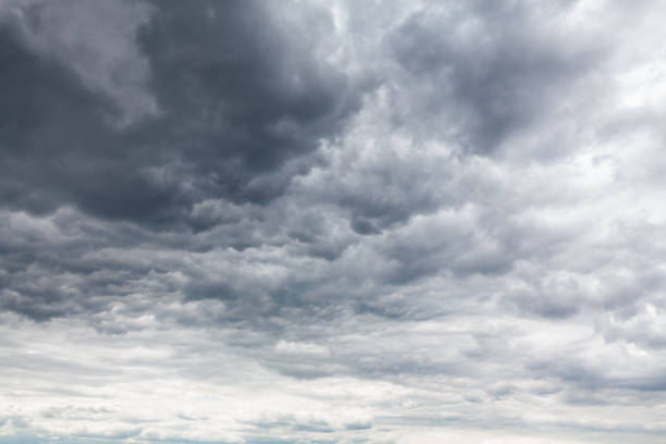 céu coberto por nuvens cinzentas - cirrostratus - fotografias e filmes do acervo