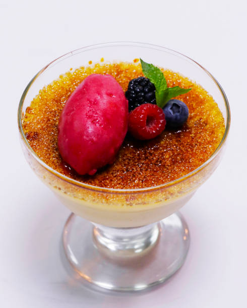 passion creme brulee with raspberry sorbet and berries - custard creme brulee french cuisine crema catalana imagens e fotografias de stock