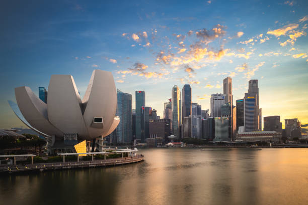 artscience y skyline de singapur - artscience museum fotografías e imágenes de stock