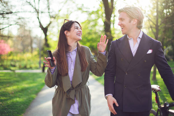 un día de primavera trae una sonrisa - possing love passion romance fotografías e imágenes de stock