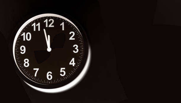 черные часы лицом настенные часы показывают время - doomsday clock стоковые фото и изображения