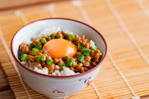 japans traditioneel gezond voedsel natto eirijst - natto stockfoto's en -beelden