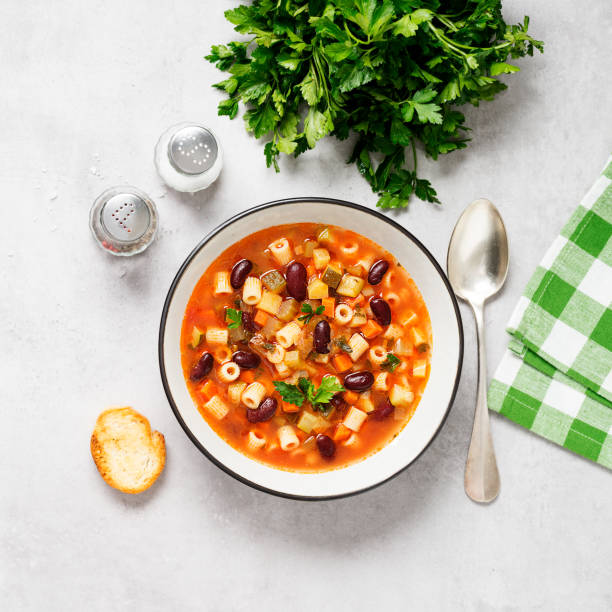 zuppa vegetariana minestrone italiana - minestrone foto e immagini stock