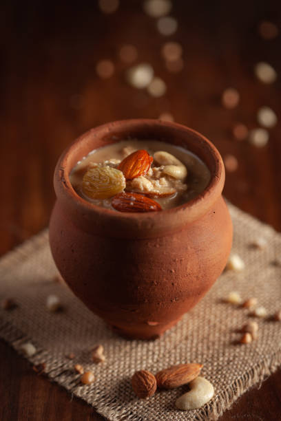 primo primo di creamy sabudana kheer guarnito con frutta secca. dessert delizioso indiano. servito in una pentola di terra. vista dall'alto su sfondo di legno. - almond bowl ceramic food foto e immagini stock