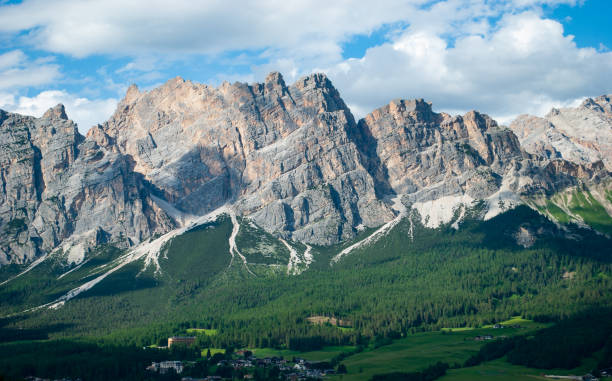 monte cristallo in cortina d'ampezzo - tofane foto e immagini stock