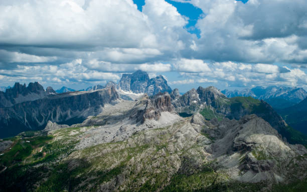 vista do monte averau e nuvolau - belluno veneto european alps lake - fotografias e filmes do acervo