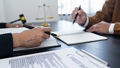 recht-waage-skala-und-hammer-auf-dem-tis