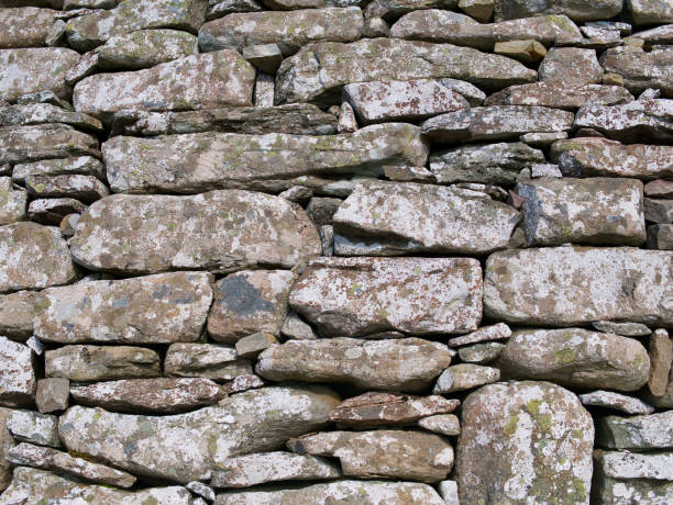 eine nahaufnahme der trockenmauerstruktur des broch of clickimin in lerwick, shetland, uk - shetland islands lerwick ancient famous place stock-fotos und bilder