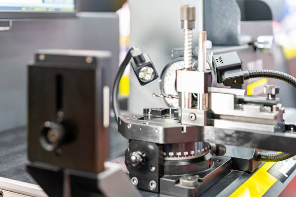 Cutting tool drill bit or milling cutter setup on high accuracy and precision vision measuring machine for inspection dimension shape outer contour angle appearance etc. broca de la herramienta de corte de corte o configuración de cortador de fresado en la máquina de medición de visión de alta precisión y precisión para la apariencia del ángulo de contorno exterior de la forma de la dimensión de inspección, etc.