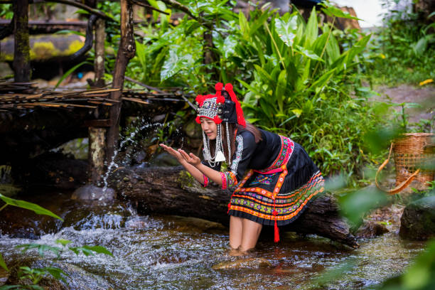 una giovane donna della tribù delle colline sta giocando nell'acqua sulla cascata. - ifugao foto e immagini stock