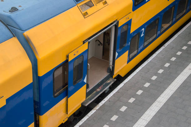 オランダのデンハーグでns列車のドアを開ける - train door vehicle door open ストックフォトと画像
